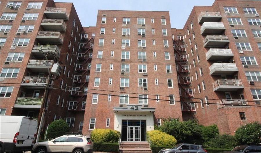 43 Bronx River Rd 4H, Yonkers, NY 10704 - 2 Beds, 2 Bath