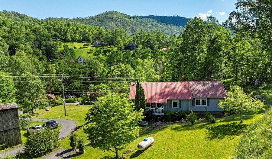 1786 Fork Mountain Rd, Bakersville, NC 28705 - 2 Beds, 2 Bath