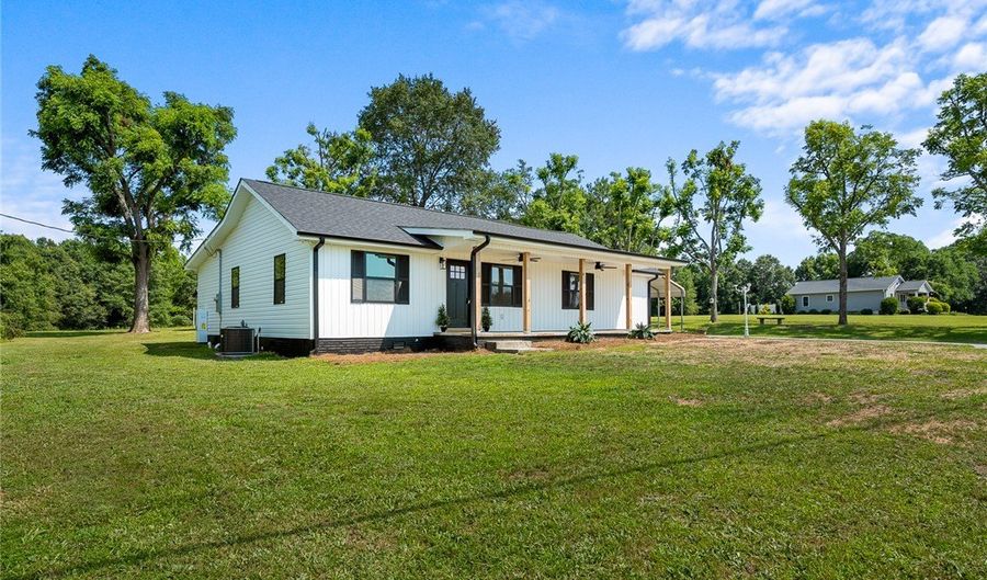 523 Crawford Rd, Belton, SC 29627 - 3 Beds, 3 Bath