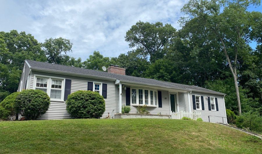 18 Beach Park Rd, Clinton, CT 06413 - 3 Beds, 3 Bath