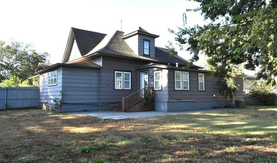 802 Locust St, Alva, OK 73717 - 5 Beds, 3 Bath
