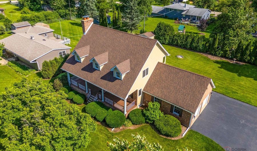 22205 W PINEVIEW Dr, Antioch, IL 60002 - 3 Beds, 3 Bath