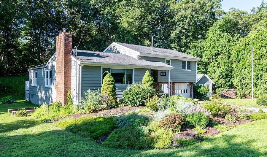 26 High St, North Kingstown, RI 02852 - 3 Beds, 2 Bath