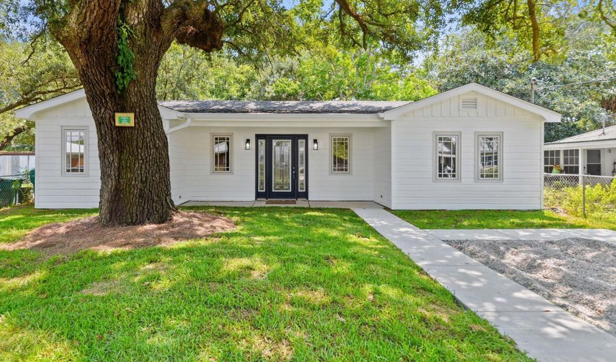 426 Demontluzin Ave, Bay St. Louis, MS 39520 - 3 Beds, 2 Bath