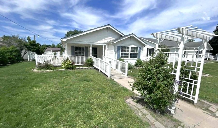 117 W Wapello St, Agency, IA 52530 - 2 Beds, 2 Bath