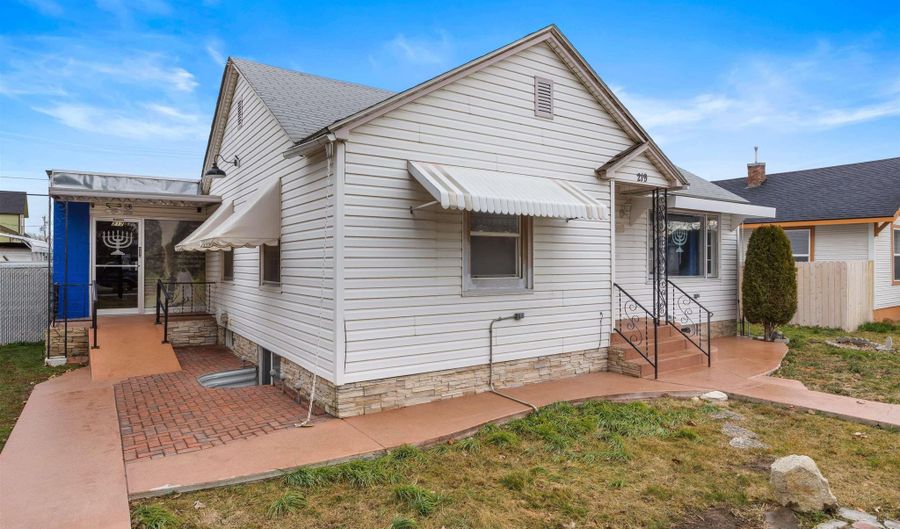 219 Cleveland Blvd, Caldwell, ID 83605 - 3 Beds, 2 Bath