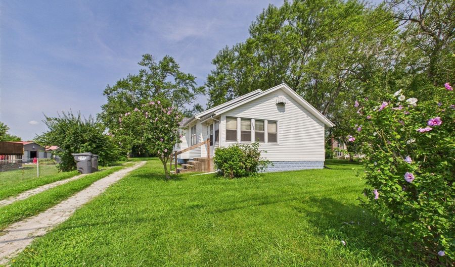 5129 Main St, Anderson, IN 46013 - 2 Beds, 2 Bath