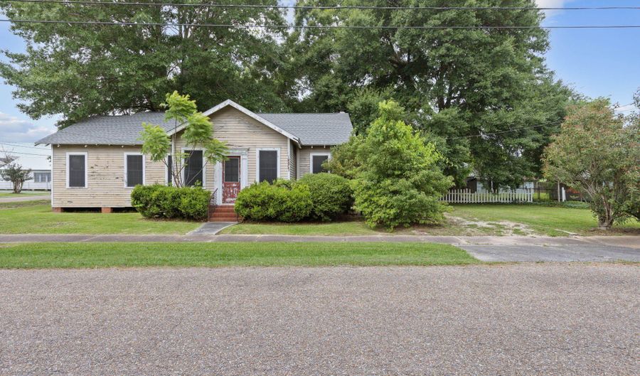 709 E Lafayette St, Abbeville, LA 70510 - 2 Beds, 2 Bath