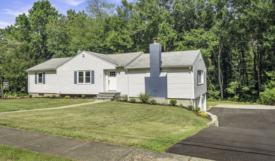 31 Roslyn Dr, Cheshire, CT 06410 - 3 Beds, 2 Bath