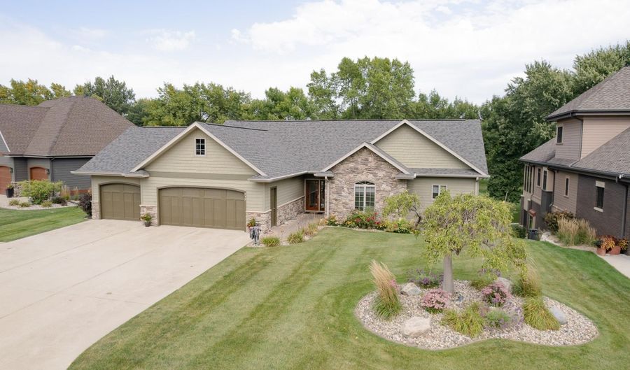 932 Emerald Pines Dr, Arnolds Park, IA 51331 - 5 Beds, 4 Bath