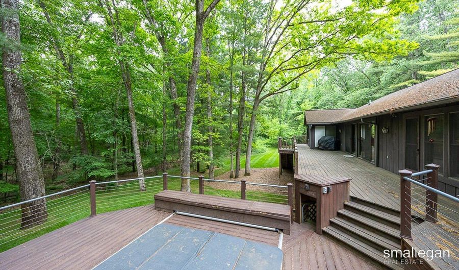 550 Greentree Ln NE, Ada, MI 49301 - 6 Beds, 7 Bath