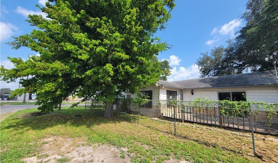 424 S Aransas St, Alice, TX 78332 - 2 Beds, 2 Bath