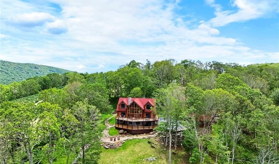 324 Sugar View Trl, Banner Elk, NC 28604 - 3 Beds, 5 Bath