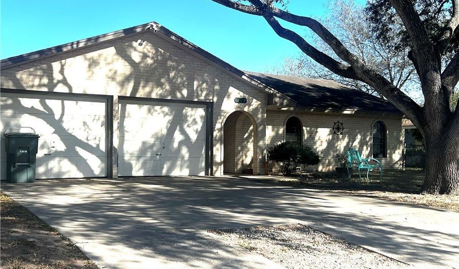 204 Escobar St, Alice, TX 78332 - 3 Beds, 2 Bath