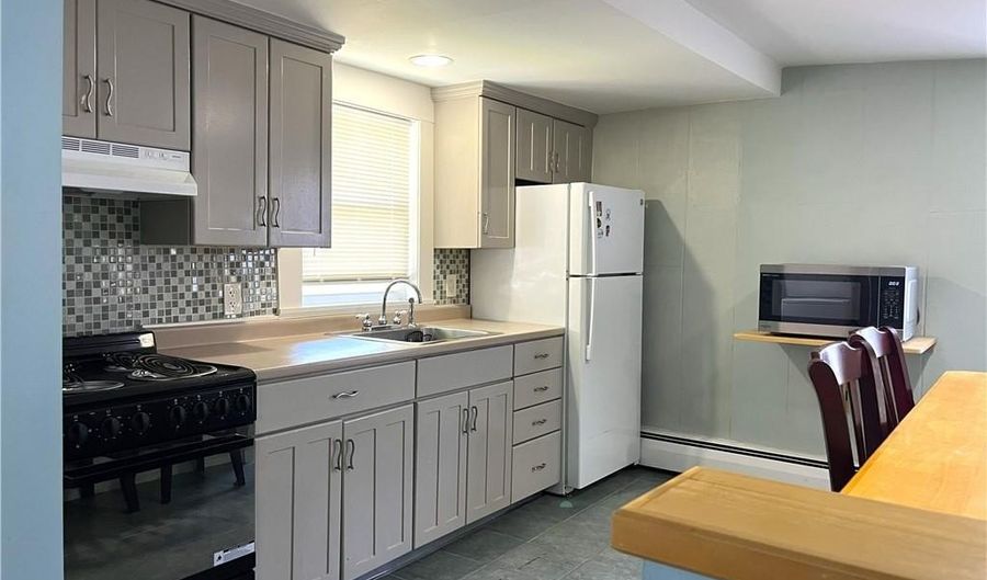 77 Narragansett Ave 2Nd Fl, Narragansett, RI 02882 - 2 Beds, 1 Bath