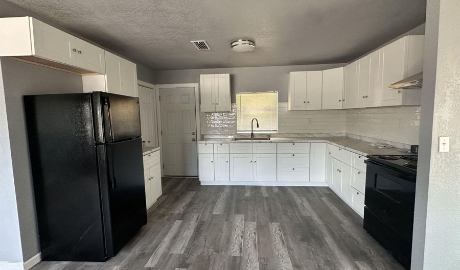 910 S 4th St, Artesia, NM 88210 - 3 Beds, 1 Bath
