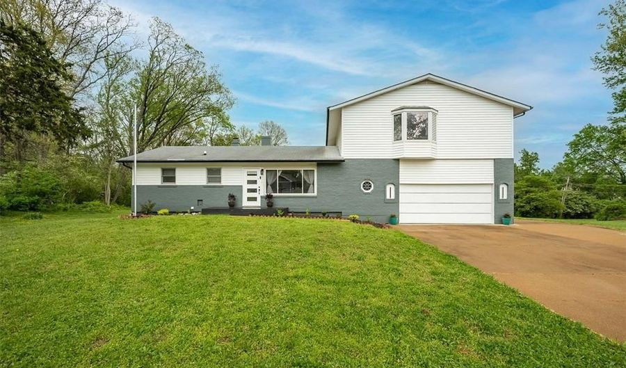 270 E Skyline Dr, Ballwin, MO 63011 - 5 Beds, 4 Bath