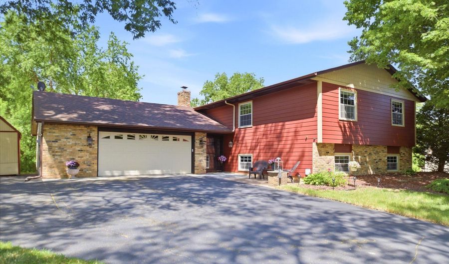 15873 Hayes Trail Ct, Apple Valley, MN 55124 - 5 Beds, 3 Bath