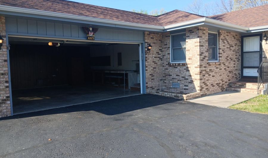 607 Terrace Dr, Aurora, MO 65605 - 3 Beds, 2 Bath