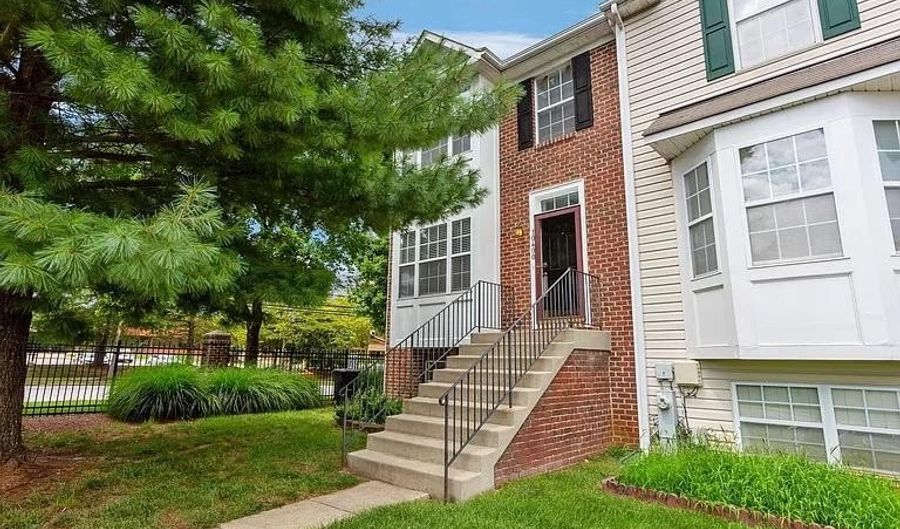 10400 VISTA GARDENS Dr, Bowie, MD 20720 - 4 Beds, 3 Bath