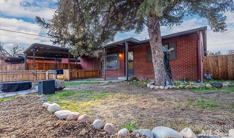 117 S Jackson St, Boise, ID 83705 - 3 Beds, 2 Bath