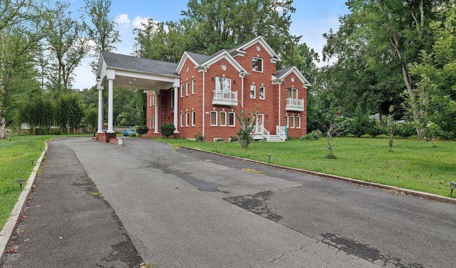 7230 BEVERLY St, Annandale, VA 22003 - 10 Beds, 8 Bath