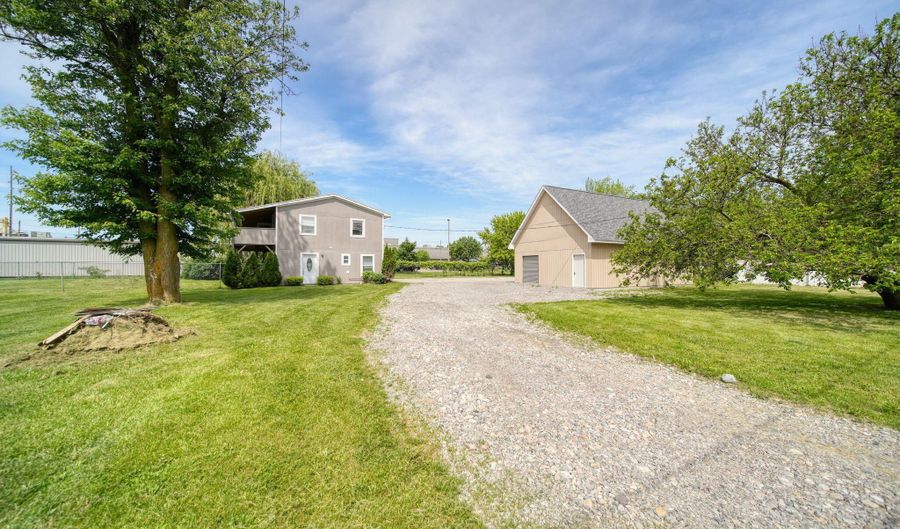 916 Oak St, Adrian, MI 49221 - 3 Beds, 2 Bath