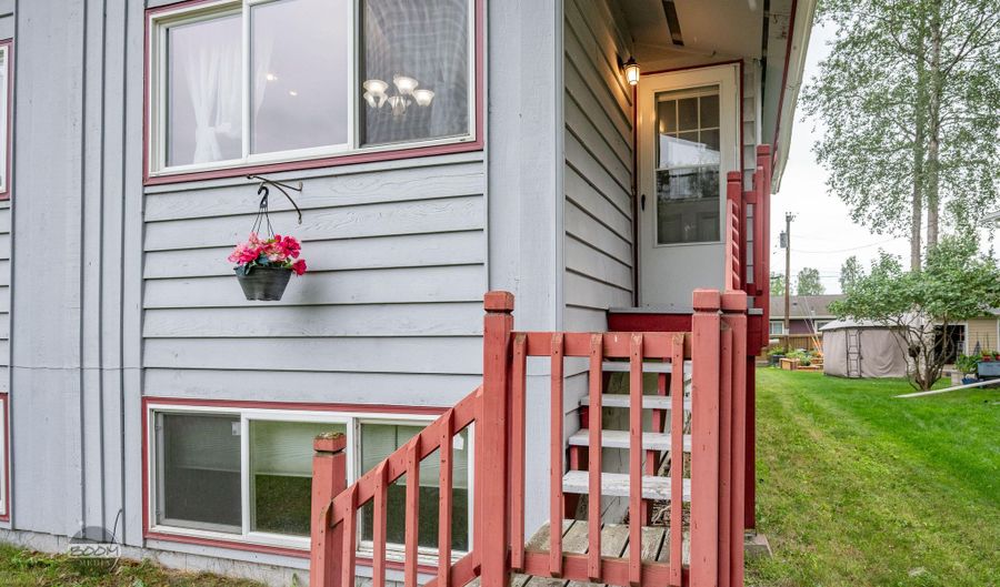 890 Lancaster Dr, Anchorage, AK 99503 - 5 Beds, 2 Bath