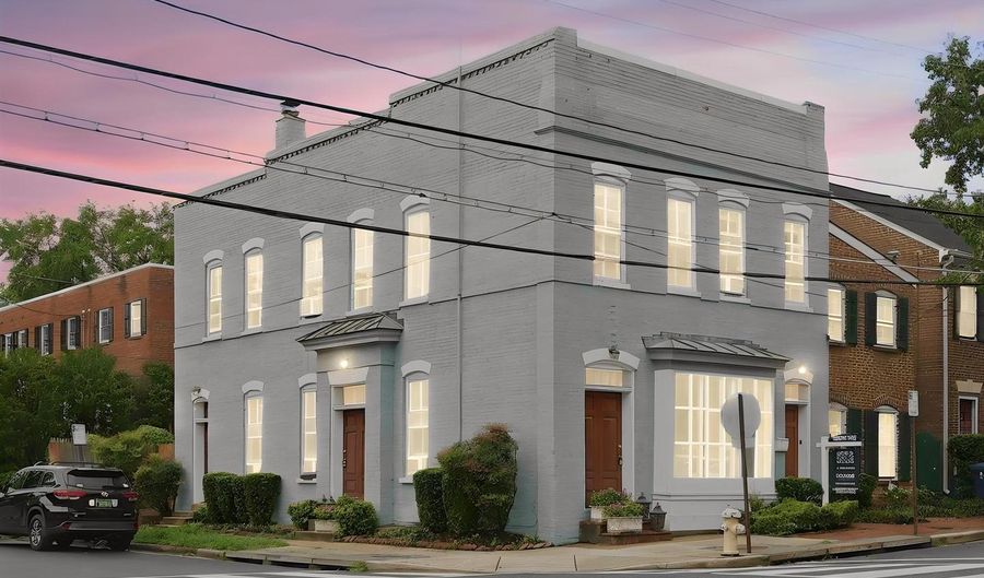 500 GIBBON St, Alexandria, VA 22314 - 5 Beds, 2 Bath