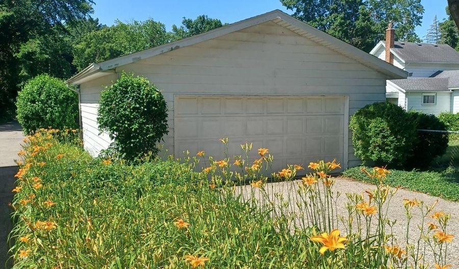 526 Comstock, Adrian, MI 49221 - 4 Beds, 2 Bath