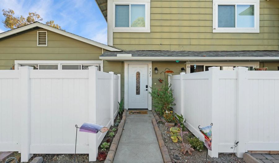 723 Paradise Cove Way, Oceanside, CA 92058 - 2 Beds, 2 Bath
