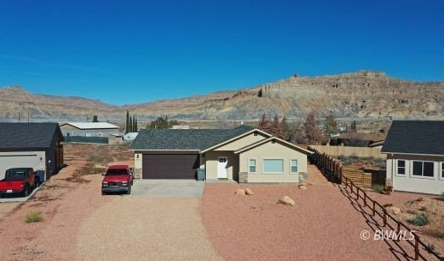 1015 E Canyon Dr, Big Water, UT 84741 - 3 Beds, 2 Bath