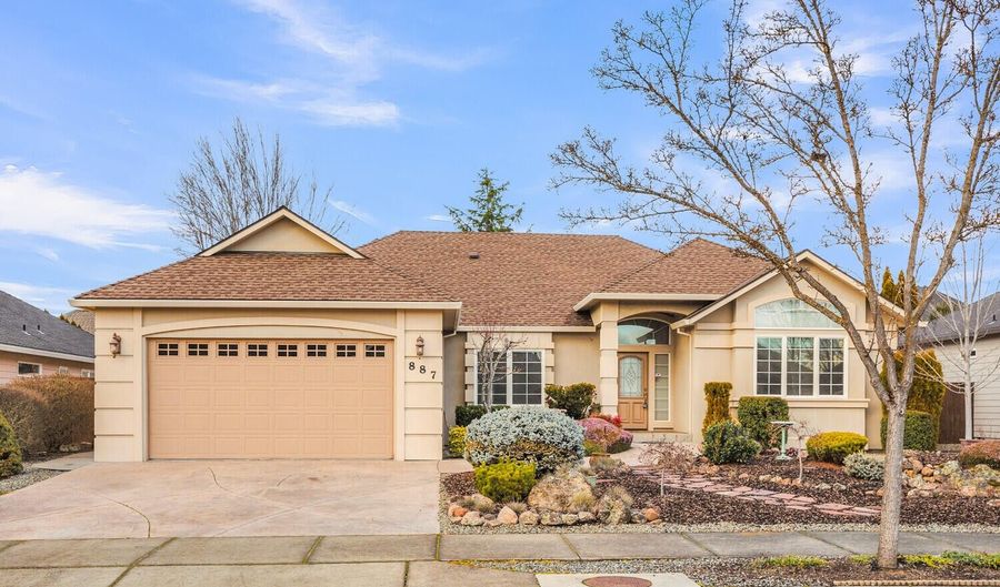887 St Andrews Way, Eagle Point, OR 97524 - 3 Beds, 2 Bath