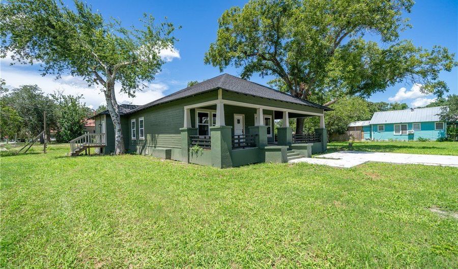 303 E 4th St, Alice, TX 78332 - 4 Beds, 2 Bath