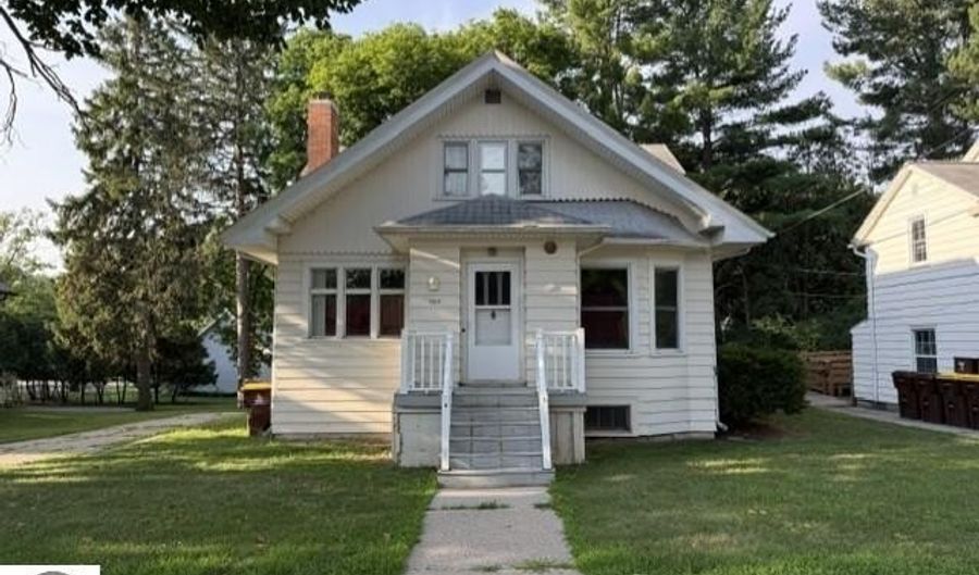 707 W Center St, Alma, MI 48801 - 4 Beds, 2 Bath