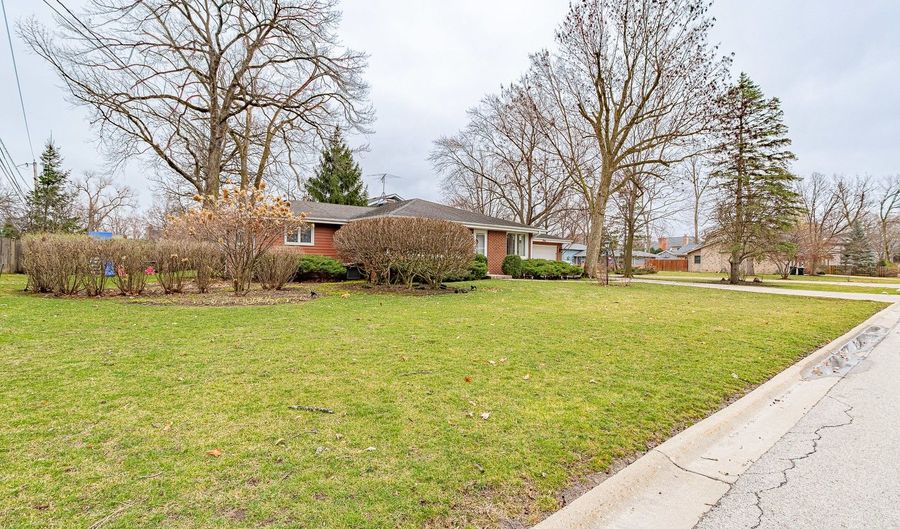 3890 Gregory Dr, Northbrook, IL 60062 - 4 Beds, 2 Bath