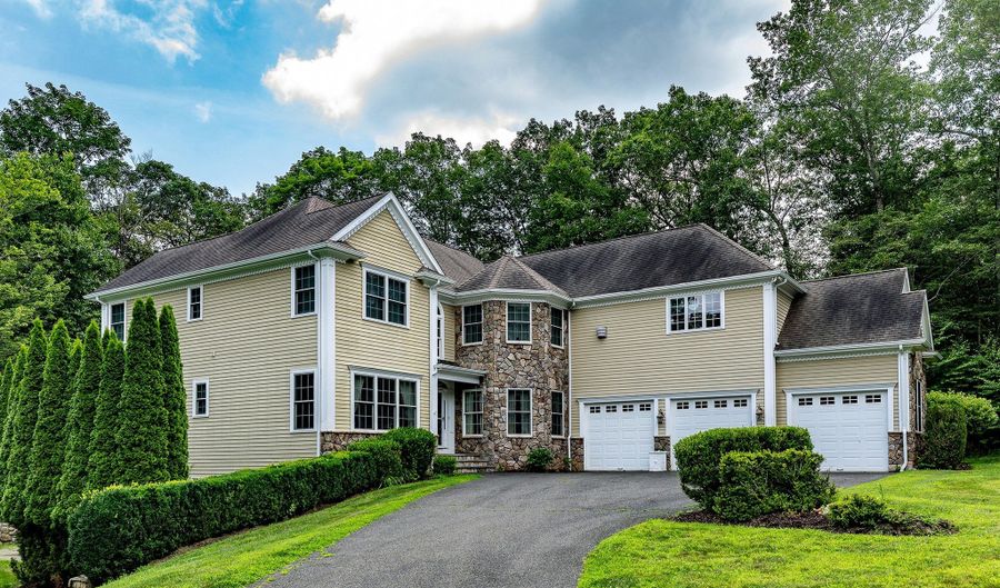 15 Logging Trail Ln, Brookfield, CT 06804 - 4 Beds, 5 Bath