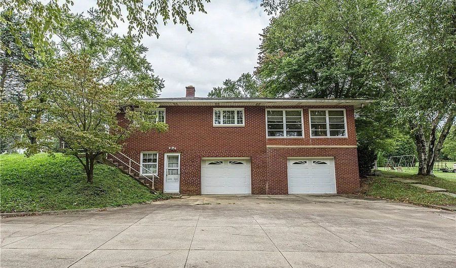 676 E Turkeyfoot Lake Rd, Akron, OH 44319 - 3 Beds, 2 Bath