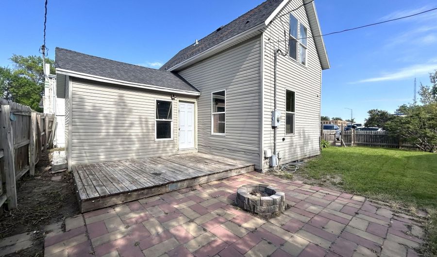 4 SE 10th Ave, Aberdeen, SD 57401 - 2 Beds, 2 Bath