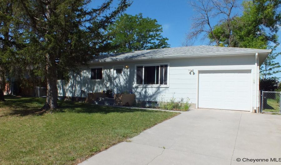 828 SUN VALLEY Dr, Cheyenne, WY 82001 - 3 Beds, 2 Bath