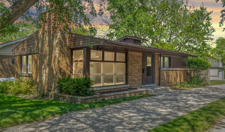 310 Hibbard Rd, Wilmette, IL 60091 - 3 Beds, 2 Bath