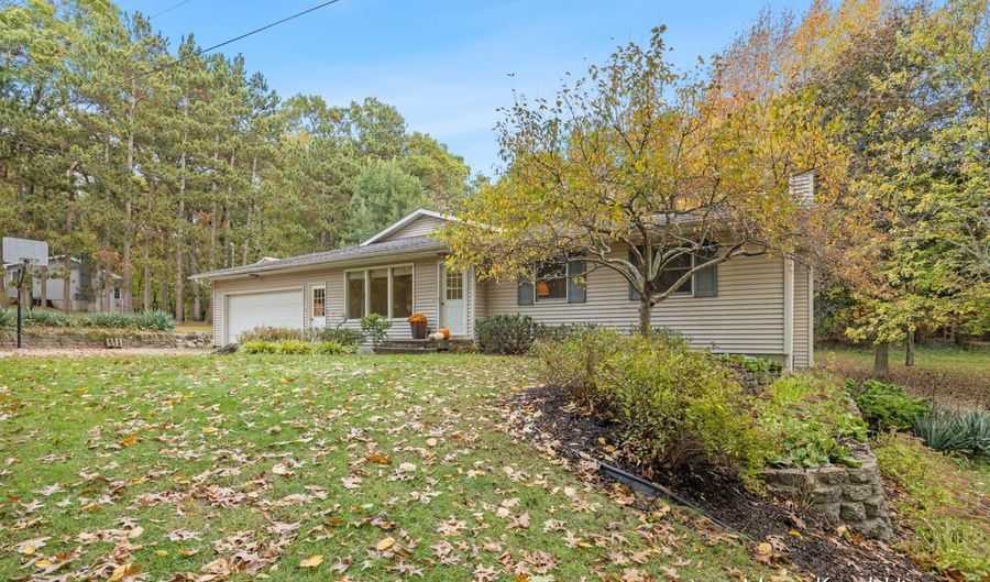 6662 Buttrick Ave SE, Alto, MI 49302 - 5 Beds, 3 Bath