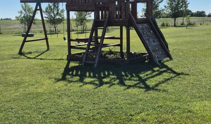 13426 Ringneck Ln, Aberdeen, SD 57401 - 5 Beds, 3 Bath