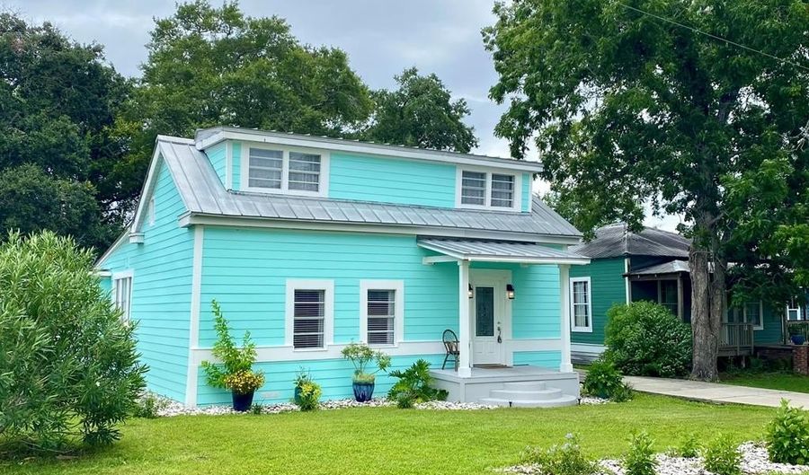 110 14th St, Apalachicola, FL 32320 - 2 Beds, 2 Bath