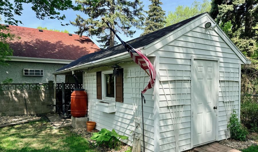 1415 N Washington St, Aberdeen, SD 57401 - 4 Beds, 3 Bath