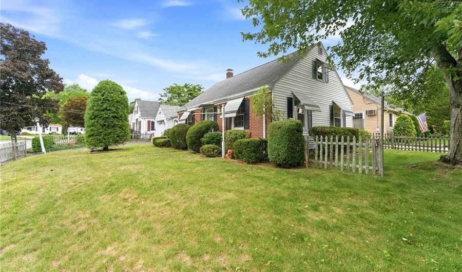 48 Fairway Dr, Cranston, RI 02920 - 2 Beds, 1 Bath