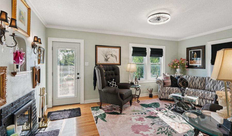 3618 SW 9th St, Des Moines, IA 50315 - 2 Beds, 2 Bath
