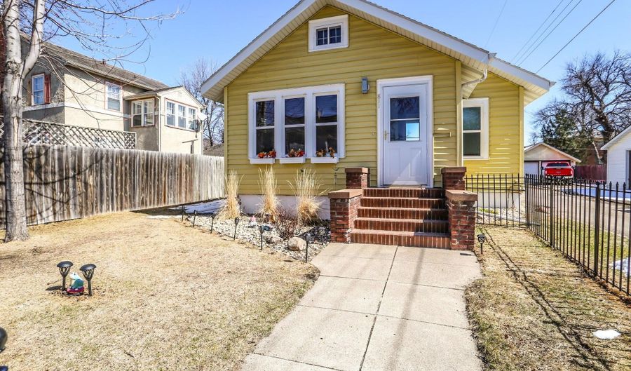811 S Washington St, Aberdeen, SD 57401 - 3 Beds, 2 Bath