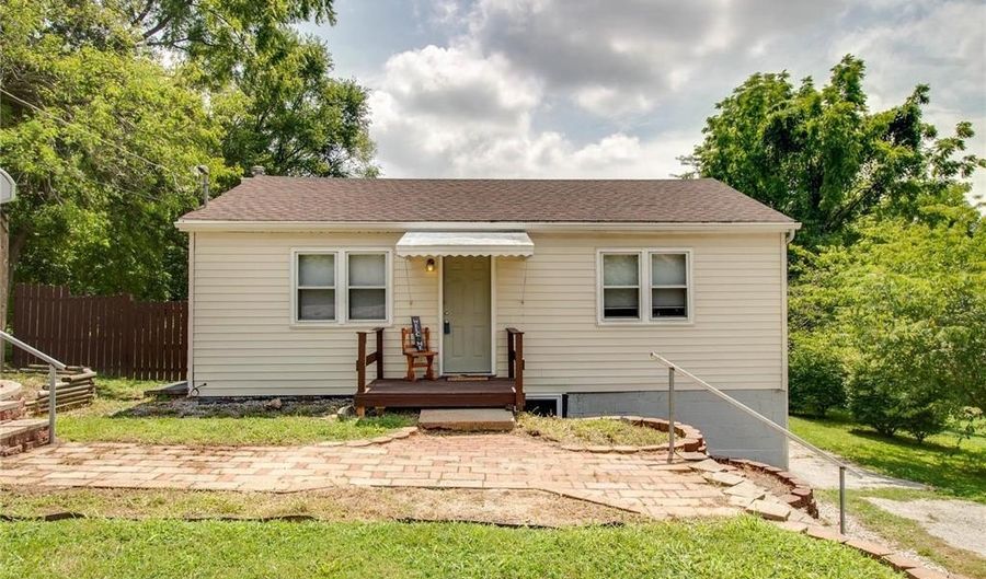 2007 Locust Ave, Alton, IL 62002 - 2 Beds, 2 Bath