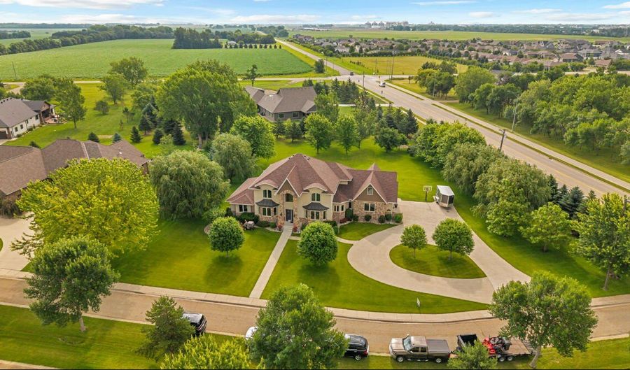 2410 Quail Run Blvd, Aberdeen, SD 57401 - 5 Beds, 5 Bath